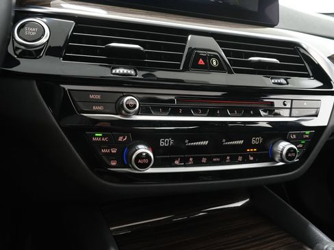 Used 2019 BMW 530e xDrive w/ Premium Package AWD/4WD image 22