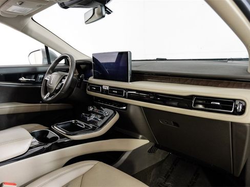 Used 2023 Lincoln Nautilus Reserve image 12