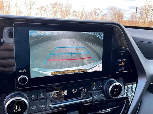 Used 2024 Toyota Highlander LE image 13