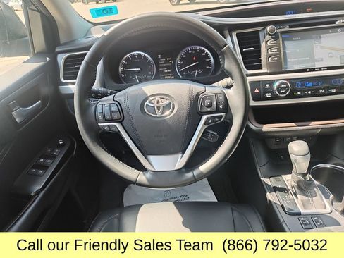 Used 2017 Toyota Highlander XLE AWD/4WD image 17
