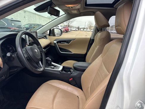 Used 2019 Toyota RAV4 Limited image 11