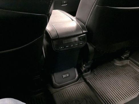 Used 2023 Toyota Highlander XLE AWD/4WD image 28