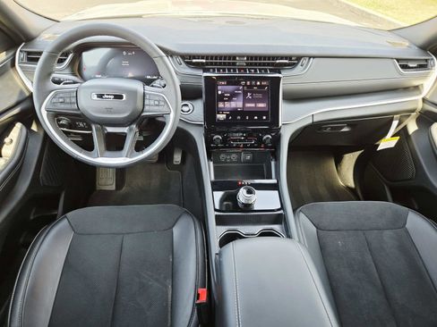 Used 2024 Jeep Grand Cherokee Altitude image 11