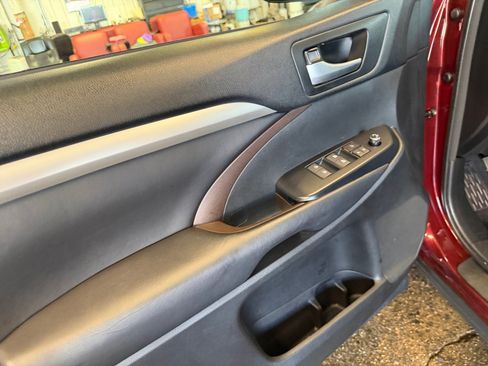 Used 2018 Toyota Highlander XLE AWD/4WD image 36