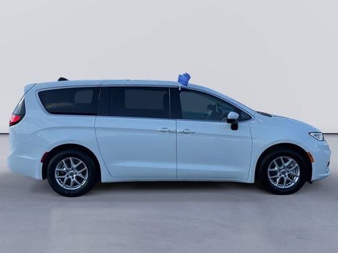 Used 2023 Chrysler Pacifica Touring-L FWD image 6