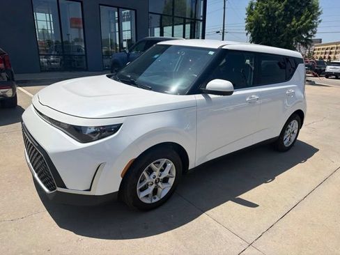 Used 2023 Kia Soul S FWD image 2