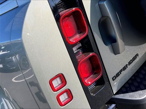 Used 2025 Land Rover Defender 110 X-Dynamic SE image 30