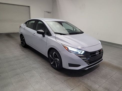 Used 2025 Nissan Versa SR FWD image 13
