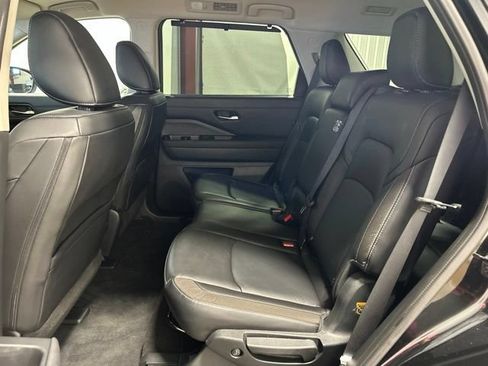 Used 2025 Nissan Pathfinder SL AWD/4WD image 17