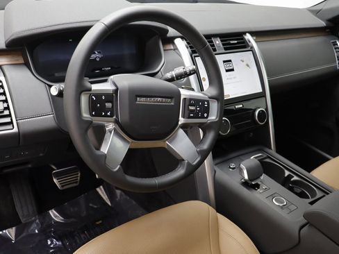 Used 2025 Land Rover Discovery Dynamic SE image 6