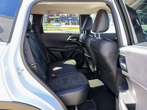 Used 2025 Mitsubishi Outlander SE AWD/4WD image 32