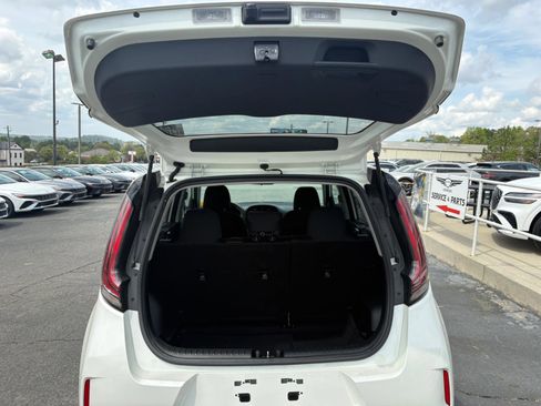 Used 2025 Kia Soul LX FWD image 10