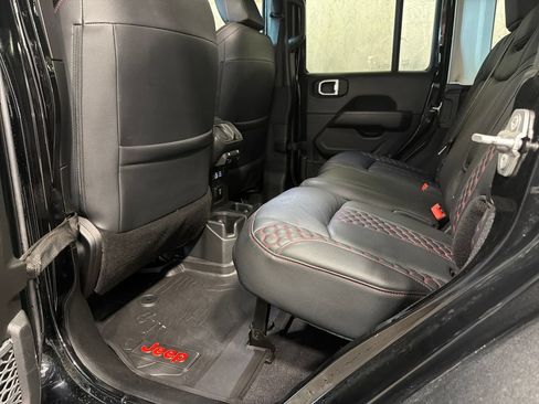 Used 2022 Jeep Wrangler Unlimited Sahara w/ Cold Weather Group AWD/4WD image 18