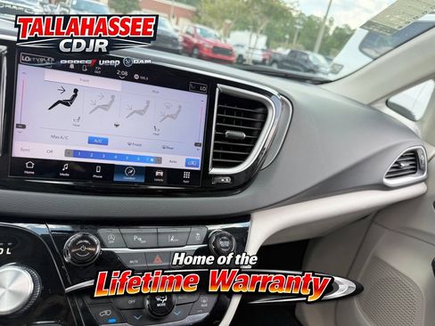 Used 2023 Chrysler Pacifica Touring-L FWD image 25