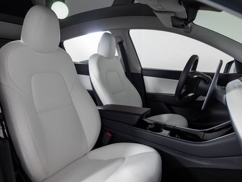 Used 2021 Tesla Model Y Long Range image 30