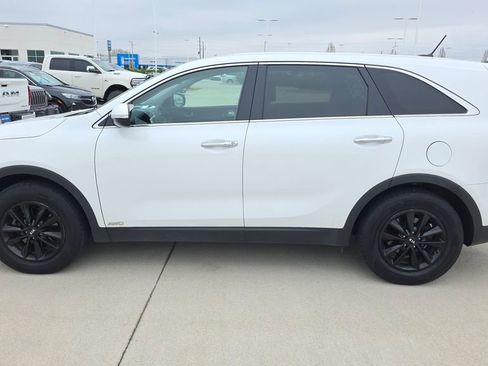Used 2019 Kia Sorento LX image 2