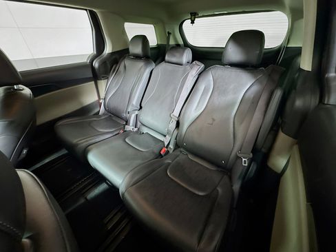 Used 2025 Kia Carnival image 23