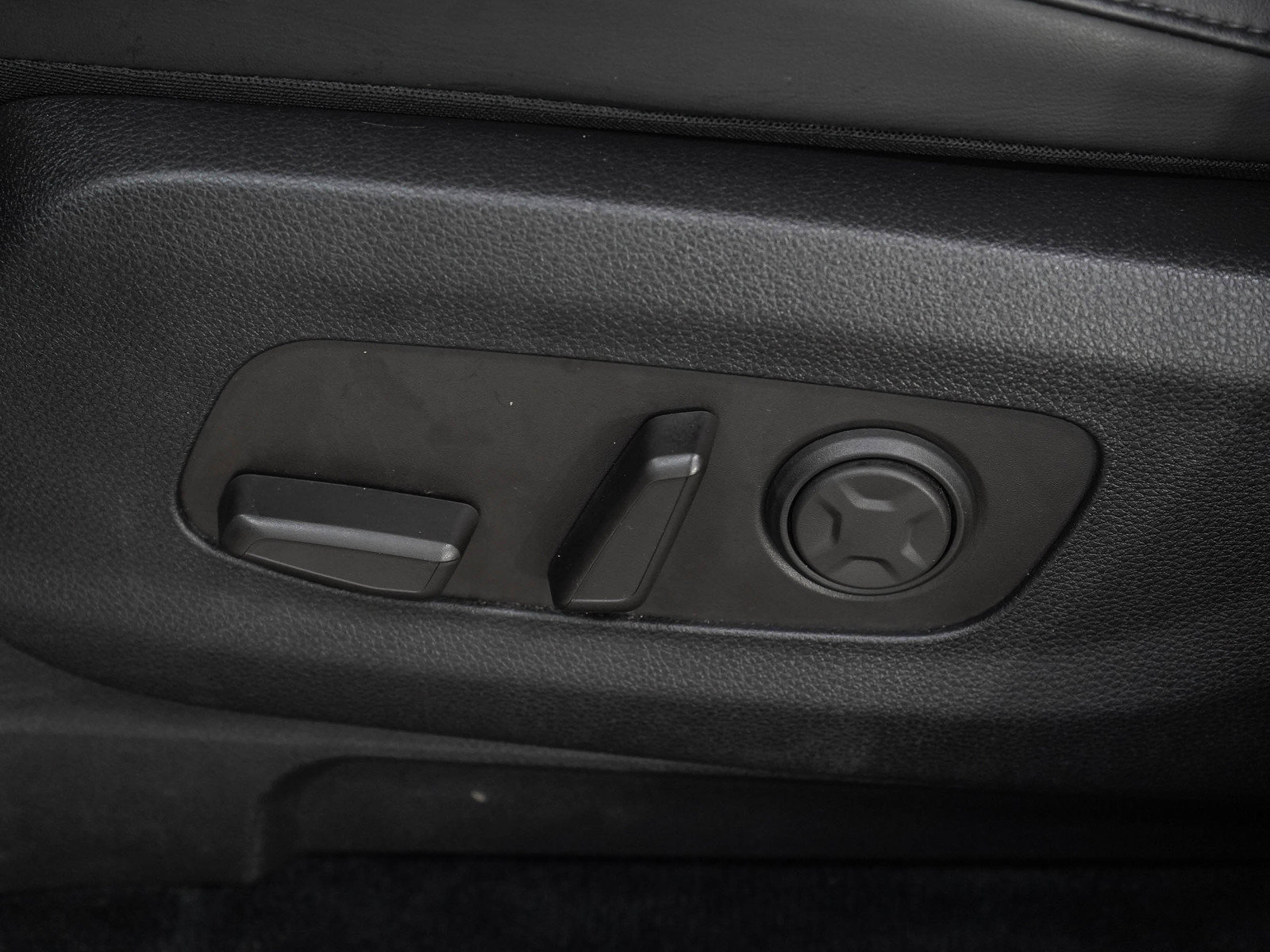 Used 2025 Kia Carnival FWD image 24