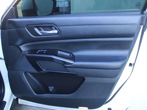 Used 2022 Nissan Pathfinder SV image 21