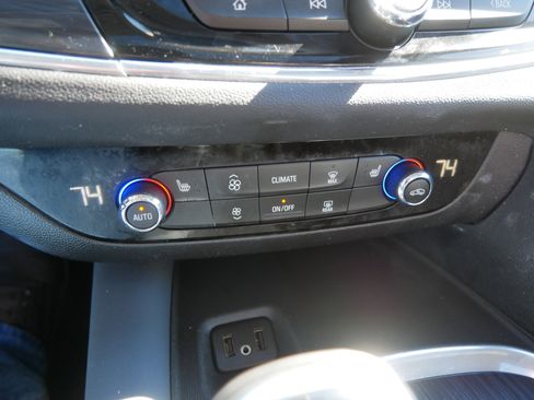 Used 2018 Buick Enclave Essence image 28