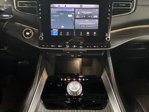 Used 2024 Jeep Wagoneer L Series II image 15