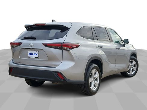Used 2024 Toyota Highlander LE FWD image 8