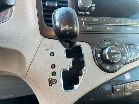 Used 2013 Toyota Sienna SE FWD image 17