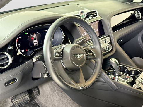 Used 2024 Bentley Bentayga image 16