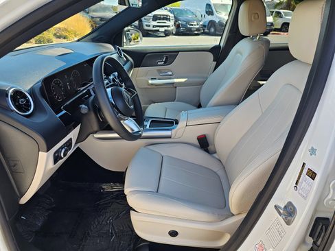 Used 2025 Mercedes-Benz GLA 250 4MATIC image 17