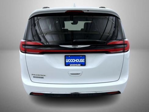 Certified 2022 Chrysler Pacifica Touring-L FWD image 6