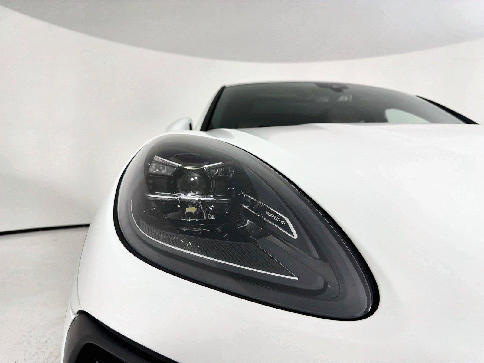 Certified 2023 Porsche Macan AWD/4WD image 32