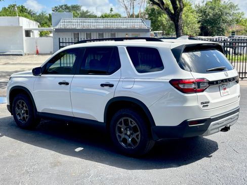 Used 2025 Honda Pilot TrailSport image 4