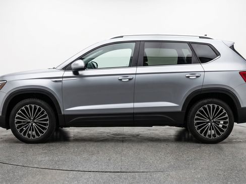 Used 2025 Volkswagen Taos SE FWD image 5
