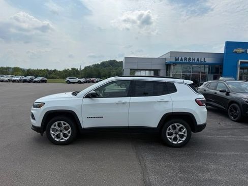 Used 2025 Jeep Compass Latitude AWD/4WD image 4