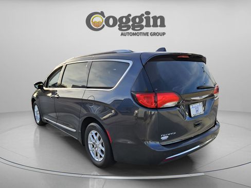 Used 2020 Chrysler Pacifica Touring-L image 3
