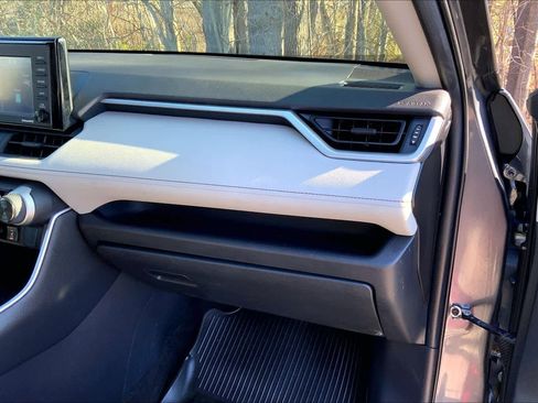 Used 2021 Toyota RAV4 XLE w/ Convenience Package AWD/4WD image 19