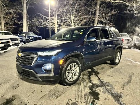 Used 2023 Chevrolet Traverse LT image 2