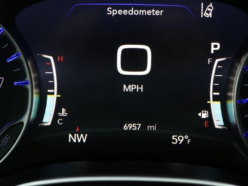 Used 2025 Chrysler Pacifica Limited image 29