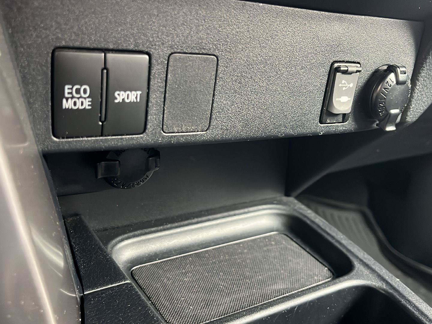 Used 2017 Toyota RAV4 LE FWD image 13
