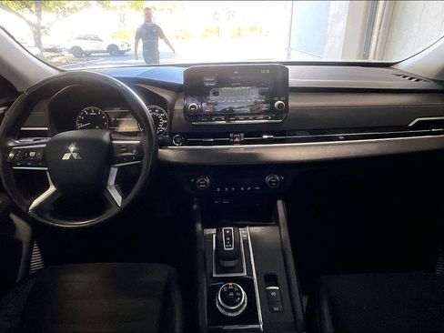 Used 2022 Mitsubishi Outlander SE image 6