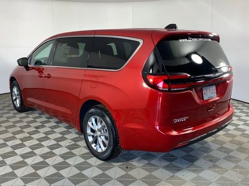 New 2026 Chrysler Pacifica Select image 5