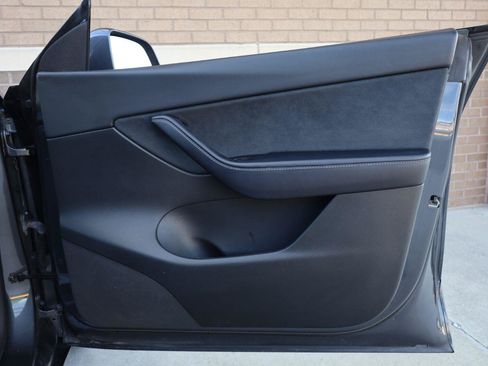 Used 2022 Tesla Model Y Long Range AWD/4WD image 23
