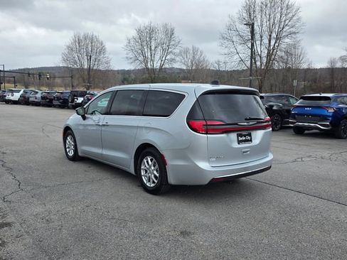 Used 2024 Chrysler Pacifica Touring-L FWD image 6