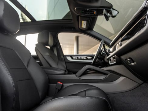 Certified 2025 Porsche Cayenne E-Hybrid AWD/4WD image 38