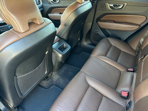 Certified 2022 Volvo XC60 B5 Momentum image 14