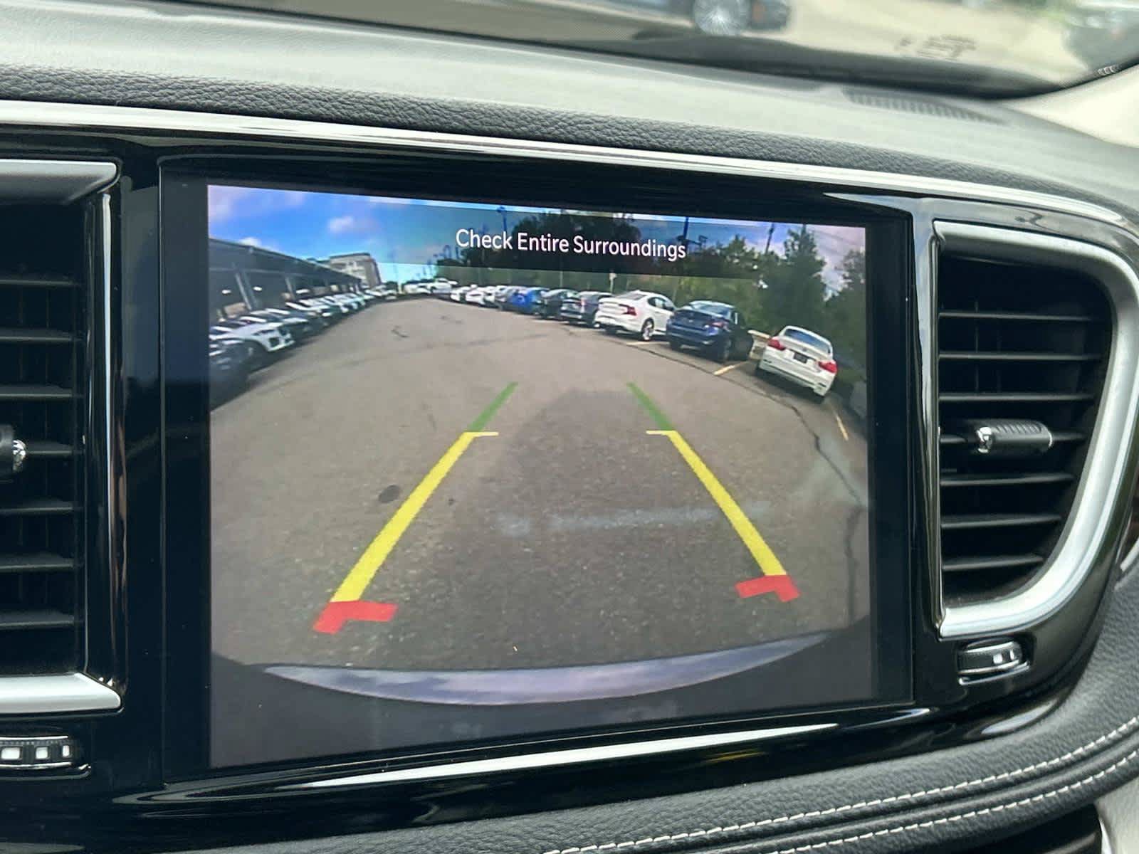 Used 2023 Chrysler Pacifica Limited FWD image 35