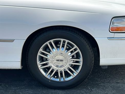 Used 2009 Lincoln Town Car Signature Limited image 8