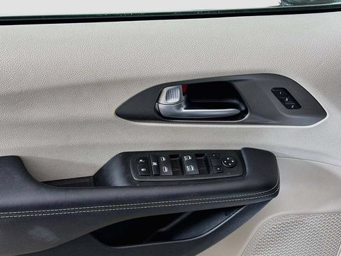 Used 2024 Chrysler Pacifica Touring-L FWD image 31