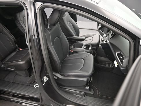 New 2026 Chrysler Voyager LX image 19