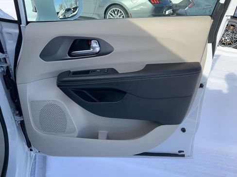 Used 2022 Chrysler Pacifica Touring-L image 63